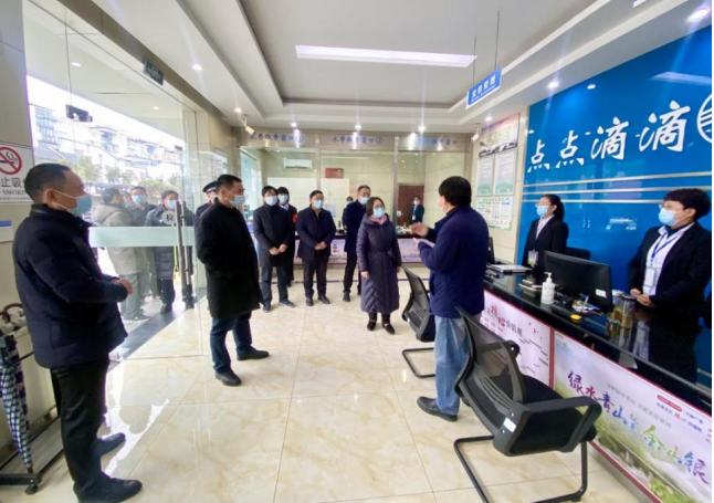 區(qū)領導慰問自來水公司一線職工