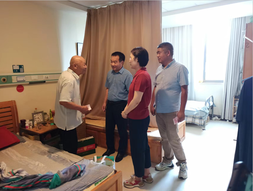 邳州福彩中心開展關(guān)愛老兵活動